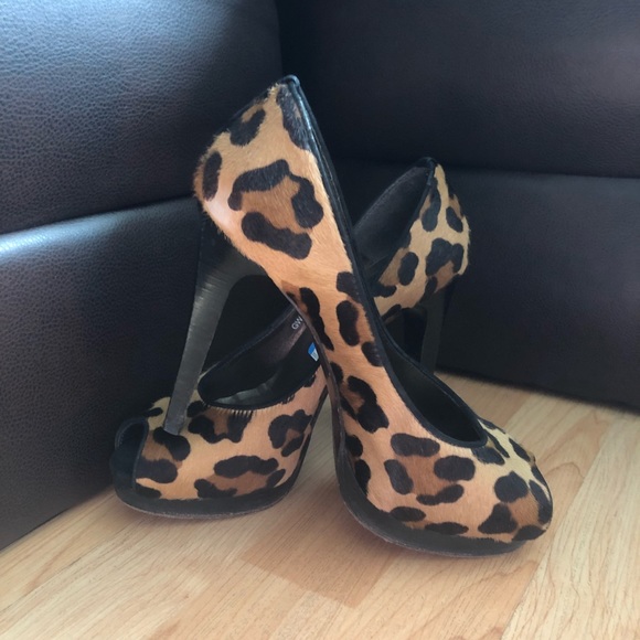 stuart weitzman leopard pumps